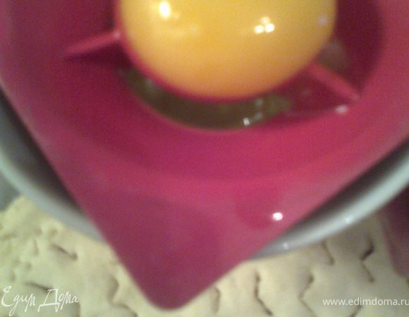 Одного желтка хватило на большой пирог и пирожки.