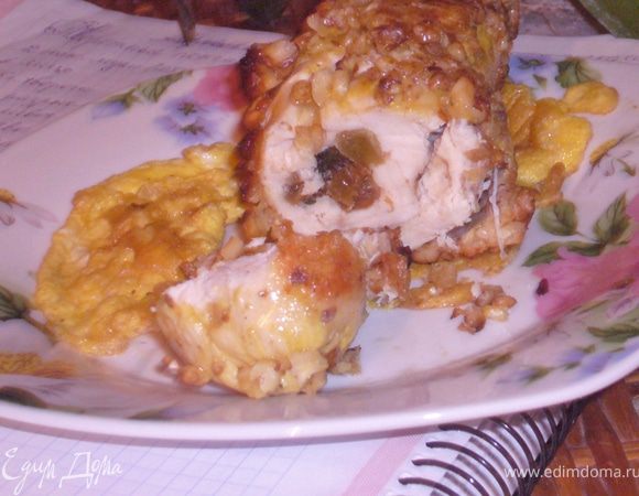 отбить мясо,посолить,поперчить,посыпь мускатным орехом,выложи изюм,укроп и свепни в рулет/Завяжи нитью/Освободить от плёнки и ниток ,обвалять в муке,затем во взбитом яйце и в орешках и обжарить на сковороде с маслом./Остудить и нарезать кружочками.Подать с соевым соусом и салатом.