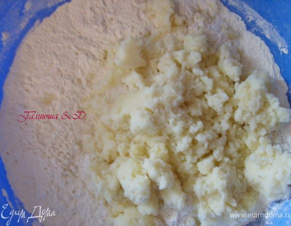 Просеять муку в миску, добавить размятый картофель, соль и хорошо размешать. Получится масса, как крошка масляная.
