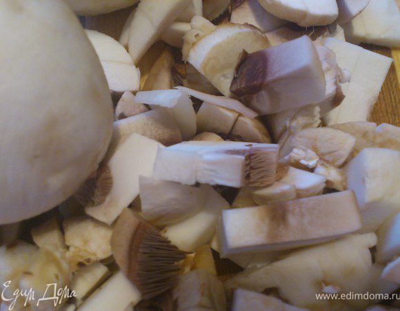 Готовим начинку.Грибочки(у меня:шампиньоны)моем,режим и обжариваем 3-5минуток на оливковом/растительном масле.