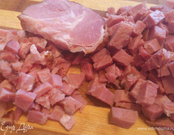 Мяско режим(у меня:буженина+подкопченная конина)и добавляем к грибочкам. Обжариваем минут 5. Оставляем остывать.