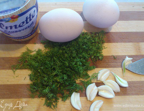 Все формочки наполнены.Быстренько делаем заливку.Яйца взбить с солью,перцем.Добавляем сыр(у меня:сыр "Альметте")взбиваем венчиком. Высыпаем мелко порезанный укроп + чеснок(заранее подготовить,удалив зеленую часть)через пресс + сливки.Вновь немного взбиваем и заливаем начинку. 