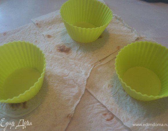 Лаваш режим на квадраты.Размер зависит от диаметра ваших формочек.Смазываем оливковым/растительным маслом и укладываем по два квадратика в формочку.