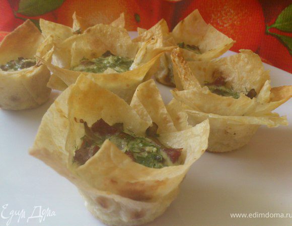 Отправляем наши корзиночки в заранее разогретую духовку минут на 20... Освобождаем от форм.На данное кол-во продуктов, у меня получается 12шт. Подаем в холодном или теплом виде.Корзиночки получаются с хрустящим верхом и очень нежным, вкусным, не много воздушным низом.Попробуйте, очень вкусно)  