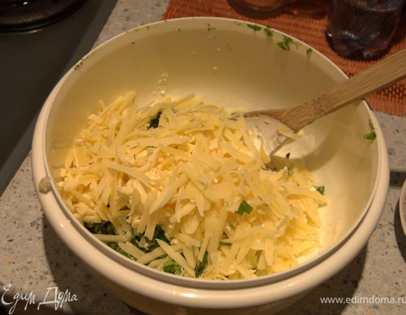 Сметану, натертые сыры.