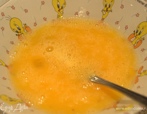 Взбитые яйца, муку.
