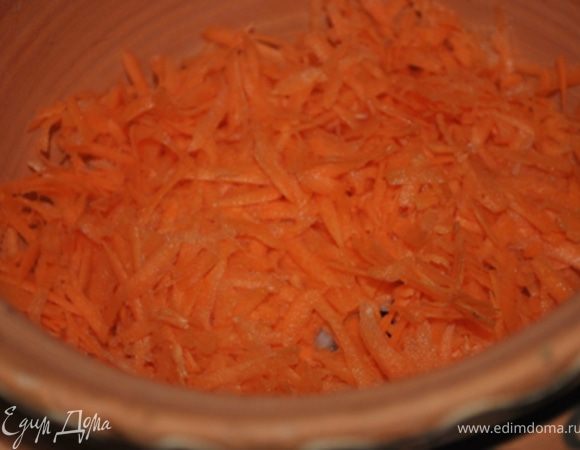 Затем тертую на крупную терку морковь