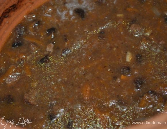 Чугунок закрыть крышкой или фольгой и поставить в не горячую духовку. Выставить температуру 220°С и тушить 2 часа.