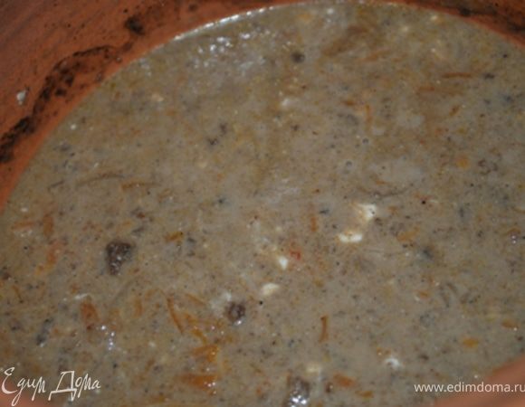 Затем добавить сметану, все перемешать и тушить еще 35-45 минут