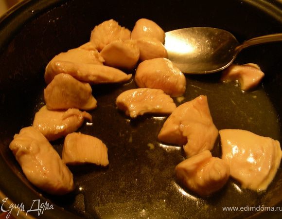 Разогреваем масло на сковороде, добавляем мед и обжариваем грудку, порезанную на небольшие кусочки, минут 5. Выкладываем ее на тарелку.
