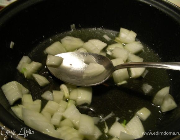 Шинкуем лук и обжариваем его в той же сковороде.
