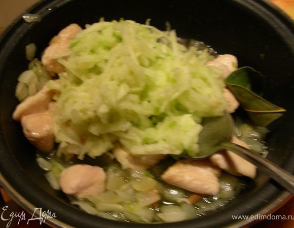 Возвращаем курочку на сковородку, добавляем тертое яблоко, лавровый лист, щепотку перца. Уменьшаем огонь, закрываем крышкой и тушим минут 10. При необходимости можно добавить немного воды. Затем добавляем сметану или сливки (можно в них заранее добавить муку, а можно ее добавить потом в сам соус) и готовим еще минуты 3-5. 
