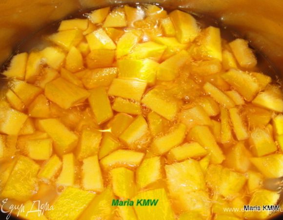 Засыпать рис в кастрюлю, промыть его. Тыкву почистить, порезать на полоски и произвольно порезать кусочками, но не мелко. 
На рис выложить кусочки тыквы, залить водой, так, чтобы она покрывала тыкву и варить до закипания. 
После закипания варить на медленном огне до того момента, когда жидкости почти не останется, осторожно следить, чтобы не подгорело(минут 8-10).
