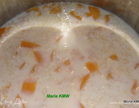 Затем залить молоком, чтобы оно покрыло нашу кашу и варить еще 10 минут, до готовности.