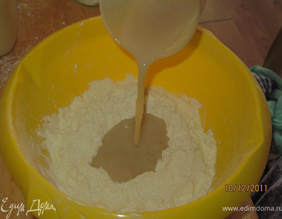 В половине воды развести дрожжи. Соеденить с оставшейся водой, добавить сахар, соль и всё хорошо перемешать. Просеять муку, высыпать в чашку, в муке сделать углубление в него вылить смесь воды и дрожжей. 