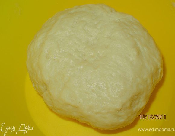 Замесить тесто, добавить растительное масло и хорошо промять тесто. Сделать шар, я делала как у Черешенки в рецепте французского хлеба. Руками сделать плоскую небольшую лепёшку и края подвернуть к середине и на залепленные края положить тесто в чашку, накрыть полотенцем и поставить в тёплое место на 1-1,5 часа.