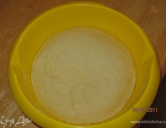 Увеличившееся в объёме тесто достать раскатать в пласт. Толщиной 5 мм.