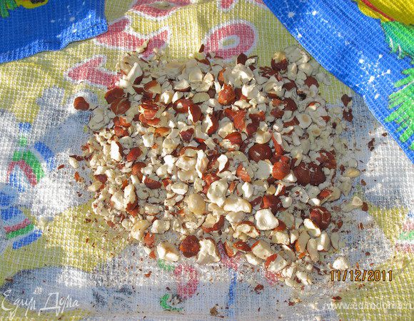 Орехи положить в полотенце и поколотить их молоточком.