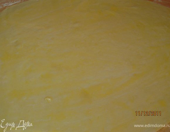 Растопить маргарин и хорошо промазать им пласт теста.