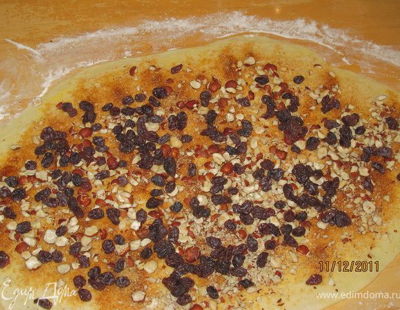 Посыпать орехами и изюмом.