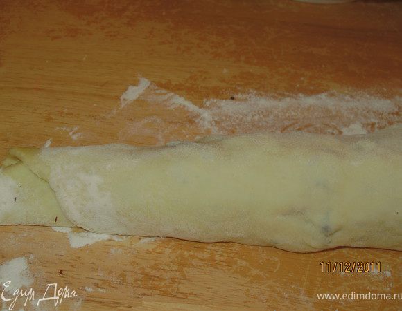 Завернули рулет и затем его нарезать на кусочки шириной 5-7см.