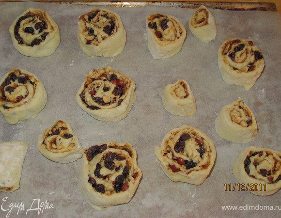 Положить наши завитушки на противень для расстойки. Накрыть полотенцем и поставить в тёплое место на 20 минут.  Включить духовку, чтобы разогрелась до 220 градусов.