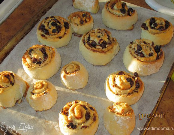 Затем ставим наши завитушки в духовку на 10-20 минут, в зависимости от духовки. У меня они готовились 17 минут. Достаём их и оставляем.