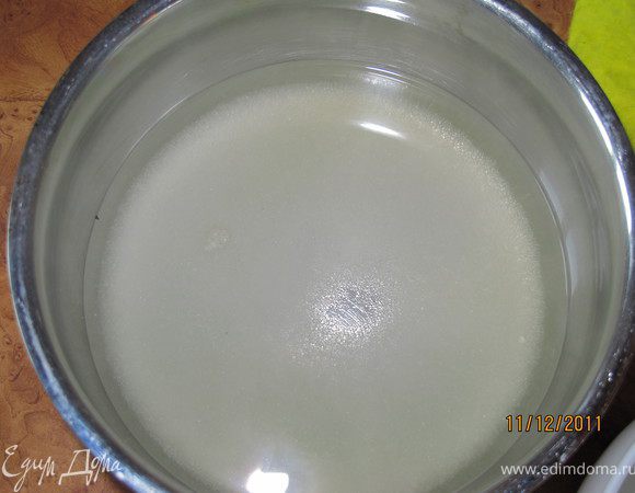 Готовим помаду.
Сахар заливаем горячей водой и хорошо размешиваем до растворения сахара. На фото плохо видно, на дне нерастворённый сахар.