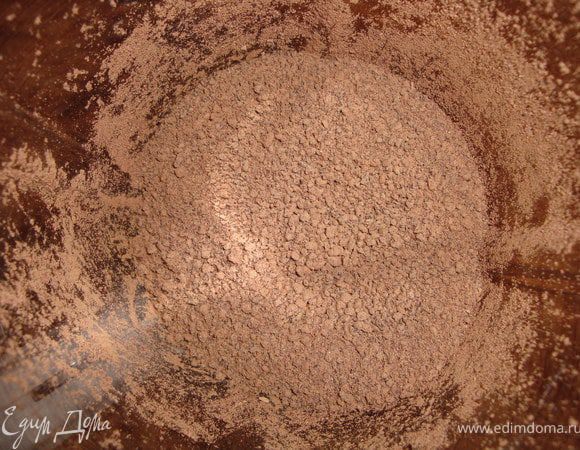 Шоколад порубить очень маленькими кусочками. Я на помощь призвала блендер.