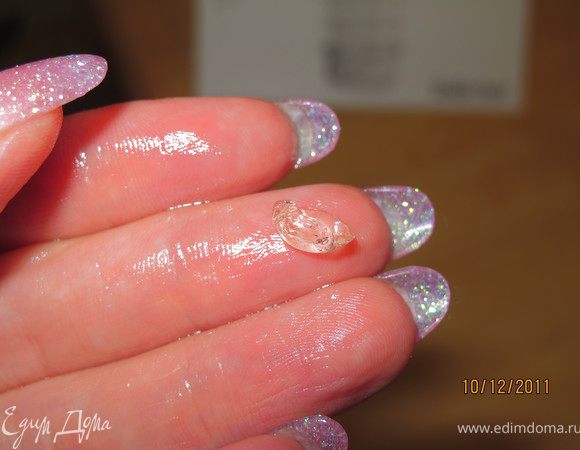 Потом ставим кастрюлю на сильный огонь и не мешая даём закипеть. По рецепту надо снять пену, но у меня её не было. Затем накрываем крышкой и варим не мешая периодически набирая в маленькую ложечку сироп, охлаждаем (я низ ложки помещала в холодную воду) и пробуем на палец, если скатывается шарик то готово, если нет, то надо готовить до этого состояния. НО, первый раз я дождалась такого шарика. Когда же сироп остыл он стал тягучей карамелью. Поэтому не ждём шарик.