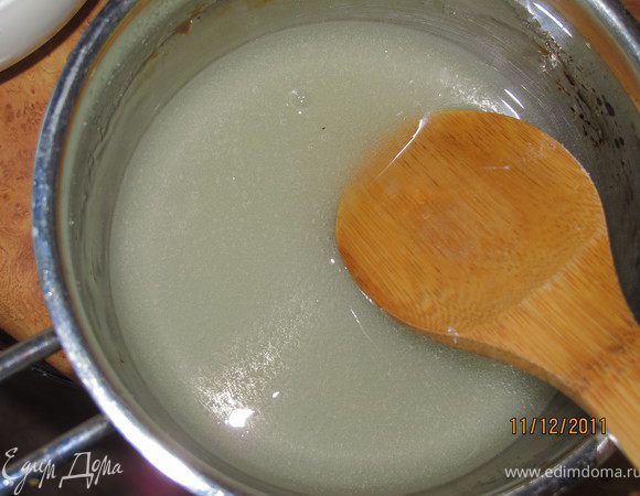 Я готовила 6 минут. Сироп должен стать липким и слегка на пальцах собираться в кучку. На вкус, когда он готов он не имеет привкуса воды. В этот момент добавляем лимонный сок (кислота необходима), выключаем огонь и быстро перемешиваем деревянной лопаткой пока тёплое. Ставим кастрюльку в ледяную воду и интенсивно мешаем до белого состояния.