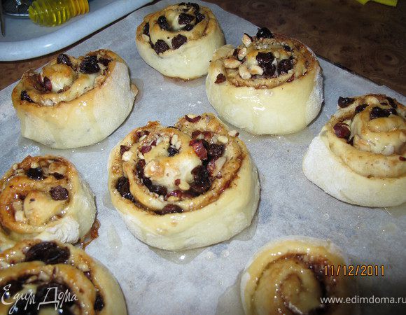 По желанию можно добавить любой ликёр. Я добавила лимонный и хорошо перемешала. Полить наши завитушки, щедро, нашей помадкой.