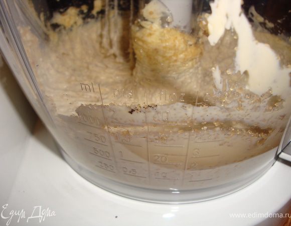 Масло положить в глубокую миску или, как я, в чашу комбайна. Ванильный стручок разрезать вдоль пополам и вынуть семечки, добавить их к маслу. Взбить масло миксером до пышности.