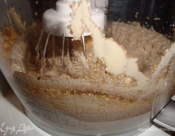 Не прекращая взбивать постепенно всыпать сахар.