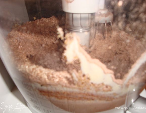 Взбивать все вместе 2-3 минуты на максимальной скорости. Уменьшить скорость миксера до минимальной и постепенно всыпать муку со всеми добавками.
