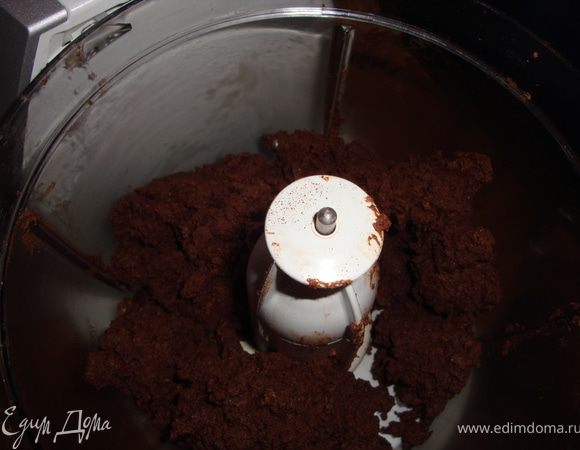 Взбивать не долго, пока смесь не начнет напоминать крошки, выключить миксер.