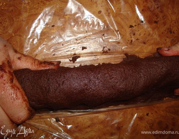 Внимание, секрет №1. Формировать колбаски лучше не катанием, а "собиранием", "комкованием". Нужно следить за тем, чтобы внутри колбасок не образовывались пустоты, где будет скапливаться воздух, иначе печенье будет очень неудачно выглядеть после выпекания. Еще можно несколько раз распластать колбаску в разных направлениях, а потом собрать ее обратно.