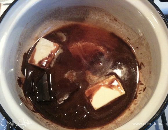 Растопить в миске масло и шоколад.