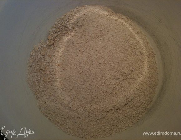 Перекрутить хлопья на мясорубке.