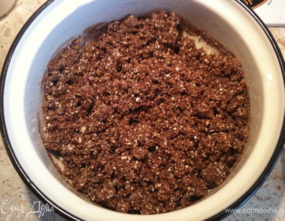 Добавить перекрученные хлопья к маслу с шоколадом, добавить кокосовую стружку и ложку коньяка (можно спиртное исключить). Всё перемешать.