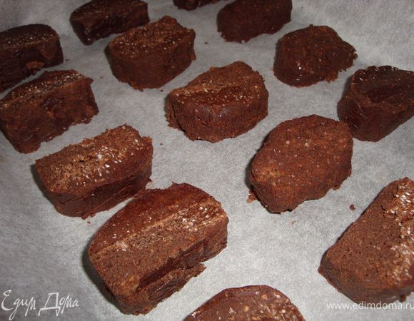 Выстеить противень пергаментом и разложить печенье.