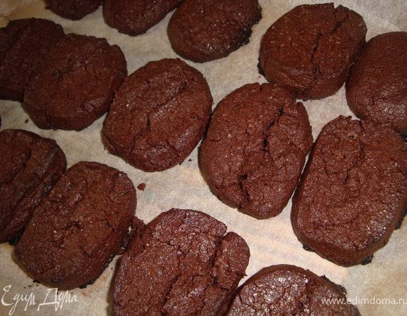 Отправить в разогретую духовку ровно на 12 минут. Согласно рецепту печенье следует выпекать в разогретой до 160 - 170 градусов духовке, но моя не позволяет установить температуру менее 180 градусов. Секрет №4. Не выпекайте одновременно 2 противня.
Пока печенье пеклось я чуть не сошла с ума от ароматов. Это было так... так ШОКОЛАДНО!!! Голова кругом!!! Даже муж, не отличающийся острым обонянием, прибежал на кухню.