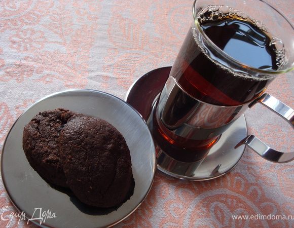 После выпечки печенье будет выглядеть недопеченным. Так и должно быть. Подавайте печенье теплым или полностью остывшим.