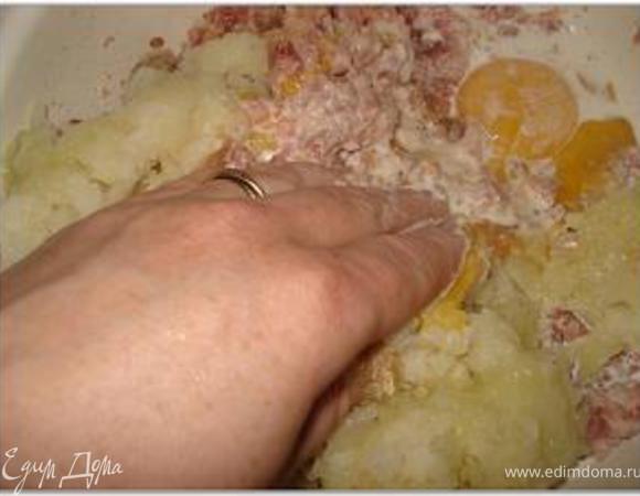 Соединить с мясным фаршем, желтками, сухарями и сливками. Тщательно перемешать до однородности и сформировать фрикадельки.