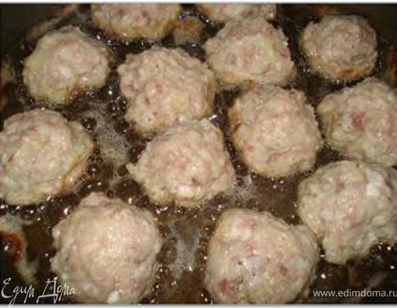 Обжарить фрикадельки на сковороде с двух сторон на растительном масле.