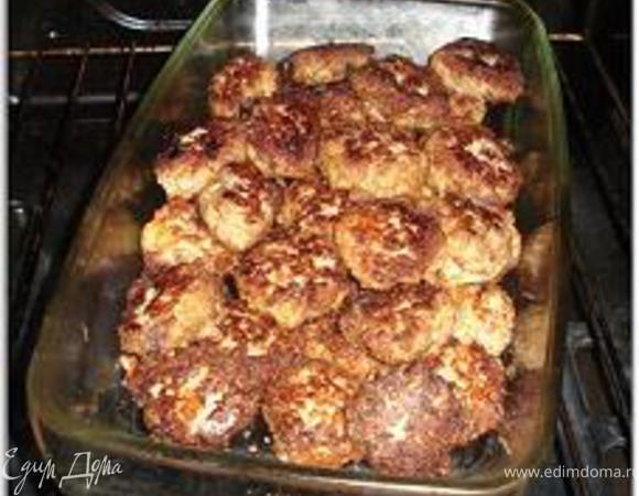 Форму для выпечки сбрызнуть маслом, выложить фрикадельки и поставить в духовку, нагретую до 200°C, на 10 минут.