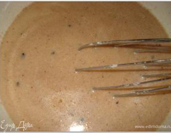 Для приготовления соуса к образовавшемуся после жарки фрикаделек соку добавить бульон, сливки, муку. Тщательно перемешать, поперчить, посолить. Добавить горчицу. Чтобы соус был гуще, развести картофельный крахмал в нескольких ложках бульона и ввести в соус, хорошо размешать.