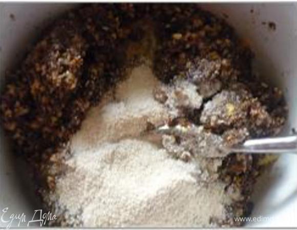 Изюм залить вином. Орехи, инжир шоколад, чернослив измельчить, добавить лимонную и апельсиновую цедру. Желток отделить от белка и соединить с панировочными сухарями и сухофруктами.