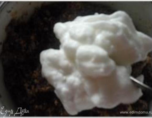 Белок взбить до устойчивых пиков и добавить в начинку, перемешать.