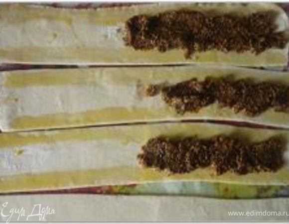 На половинку полоски выложить 1 ст.л. начинки, равномерно распределив ее.